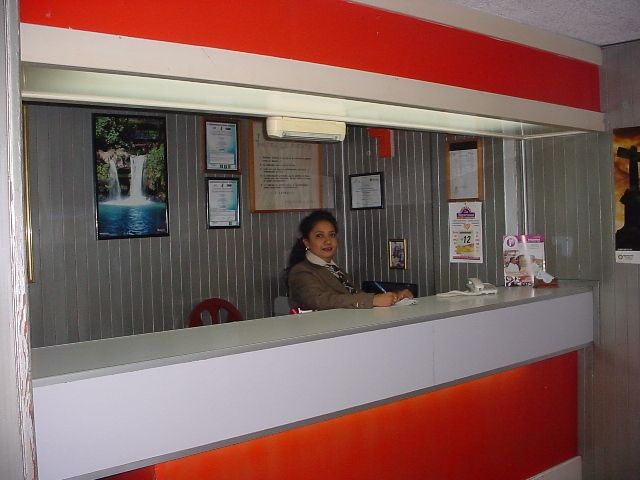 Rosy atendiendo al tel.